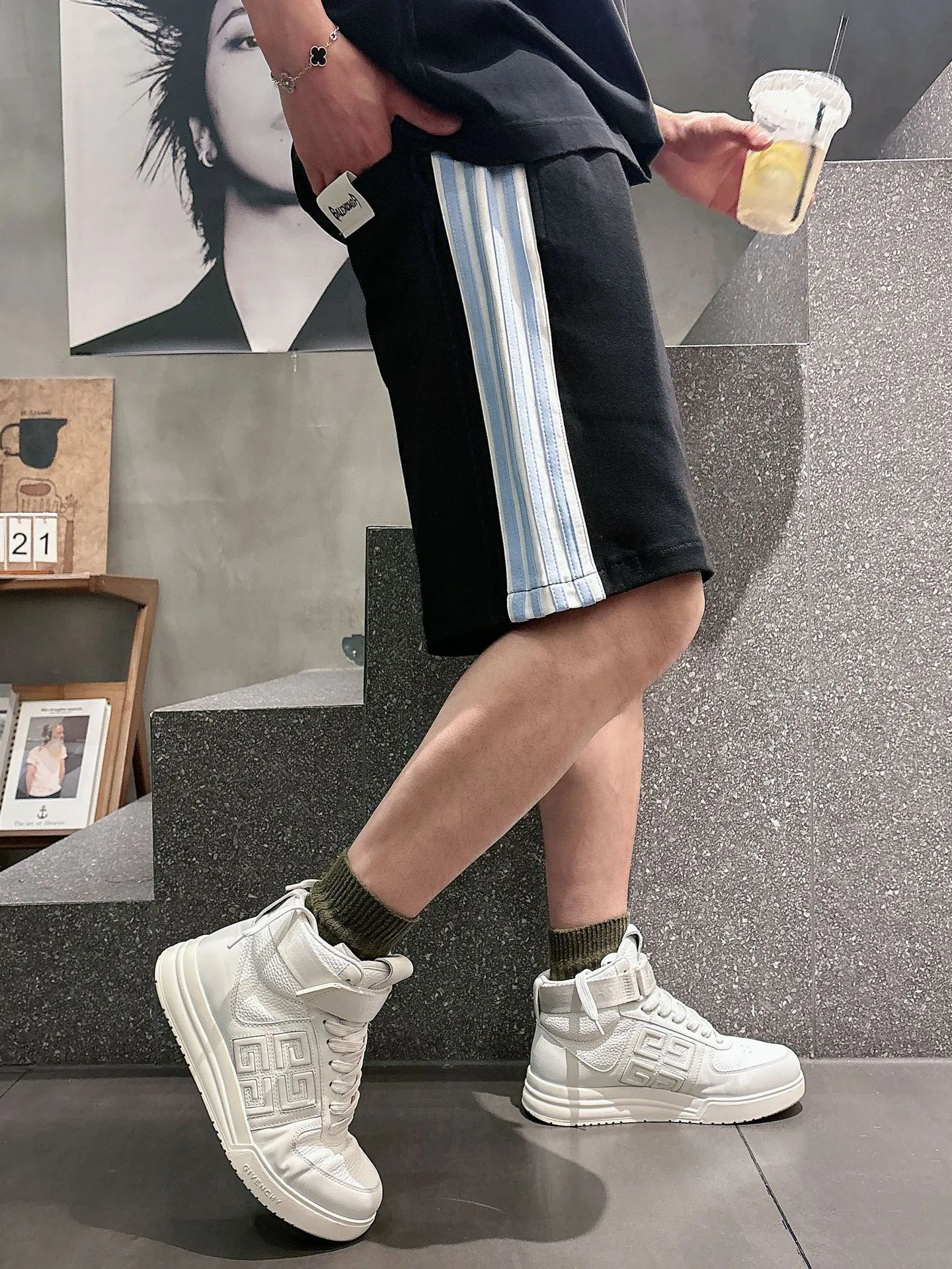Balenciaga's three-standard complete 2026 summer New Arrival men's casual shorts, advanced custom-made Breathable fabric, Breathable fabric, extremely stretchy and comfortable, impeccable details, top-grade accessories, original logo design concept, delicate and soft feel! The upper body fit is awesome! Size: M-XXXL Please state your height and weight when ordering